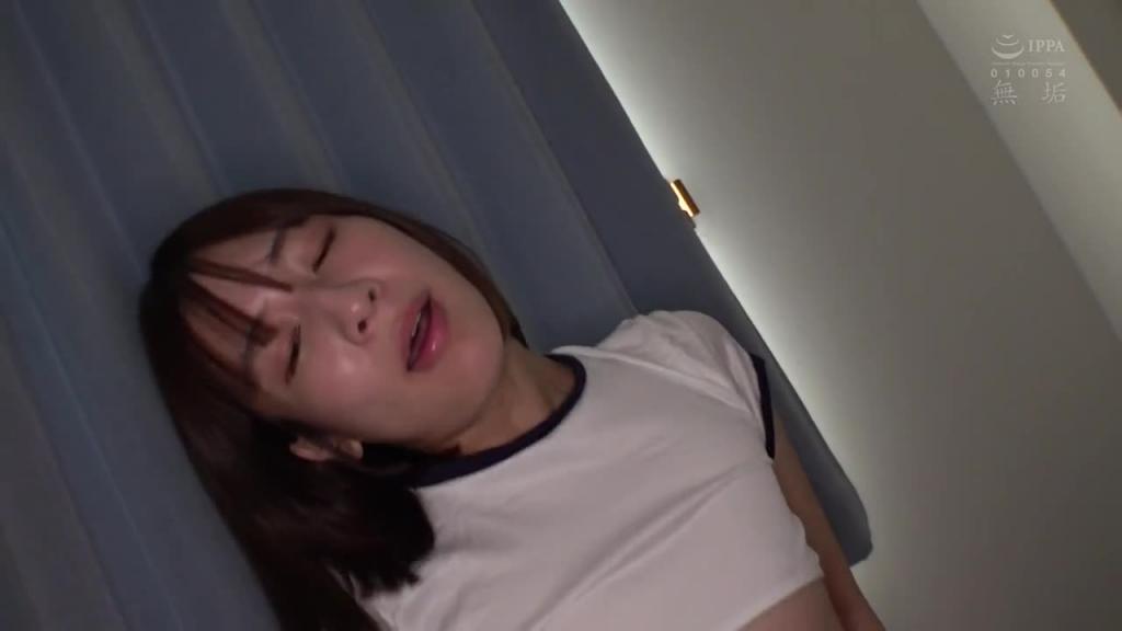 想夹在好姐妹2人组之间。变态大叔降临。把2名学生叫到家里,让她们穿上色情的Cosplay,然后干个不停。 MUKD-558 预览截图 4