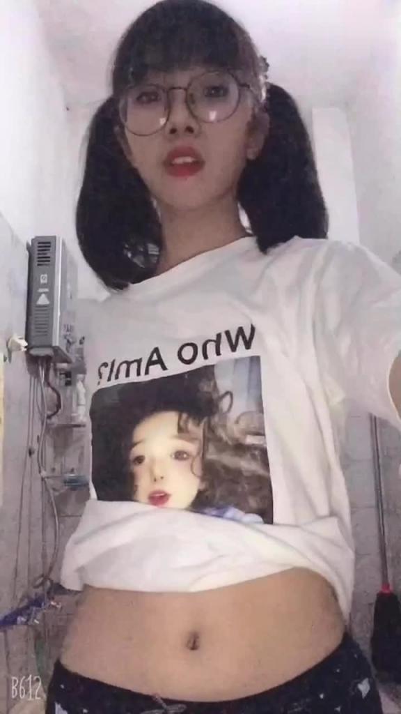 清纯大眼高中妹妹，真正的贫乳粉穴 预览截图 3