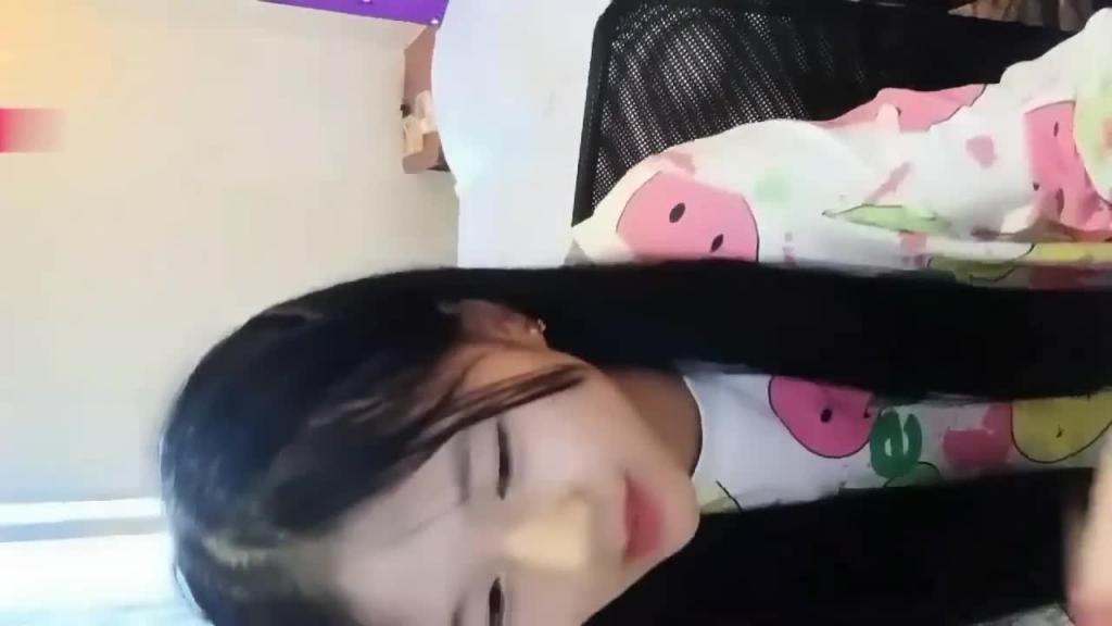 【清纯高中生萱萱-男友强行插入】清纯无毛馒头逼,会的姿势挺多 预览截图 3