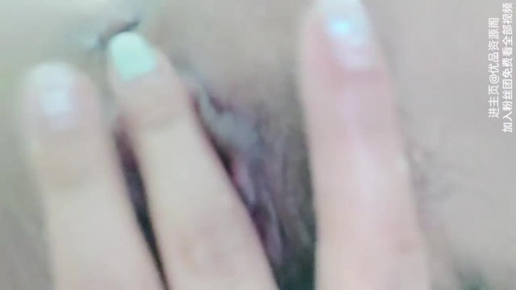 2【甜美大学生风骚好姐妹】双女百合揉奶玩逼看特写,抱在一起舌吻好骚,精彩又刺激 预览截图 3