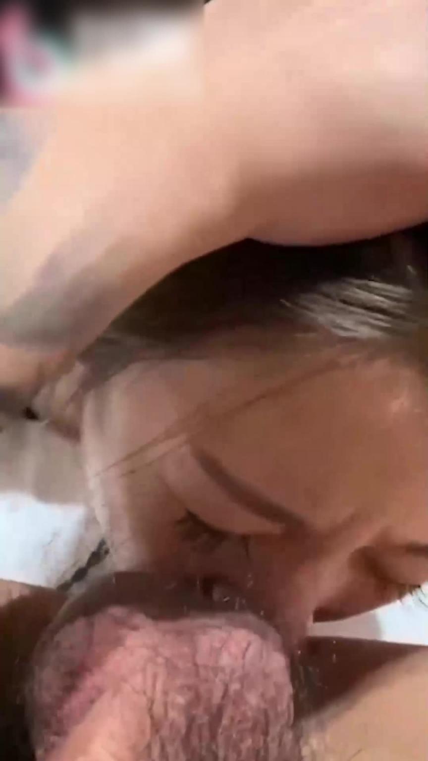 【反差少妇】富婆私下是个骚m_花钱养着男模还要给他们舔脚喝尿 预览截图 9