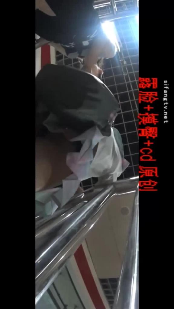 【抄底】地表上最强的流氓超级大胆当街耍流摸屁股，遭路边美女怒骂畜生 预览截图 11