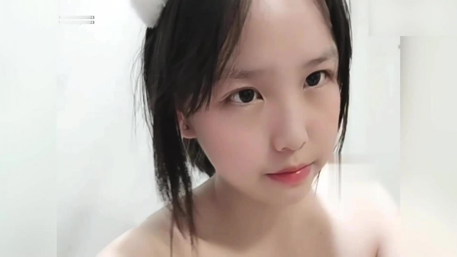 【裸聊实录】【抖音主播-小卉香香】和榜一大哥一对一,肥臀自慰 预览截图 4
