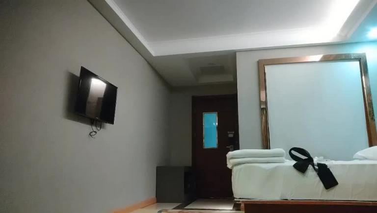 【探访按摩店】重金激情口交享受头牌女技师,男人根本顶不住这种撸管方式 预览截图 11