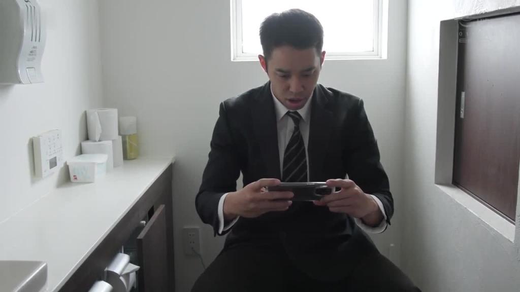 住同房NTR 身材出众的社长秘书以信赖关系为盾被带到宾馆 与絶伦社长的浓密性爱持续高潮到早上… 宫本留衣 EBWH-102 预览截图 12