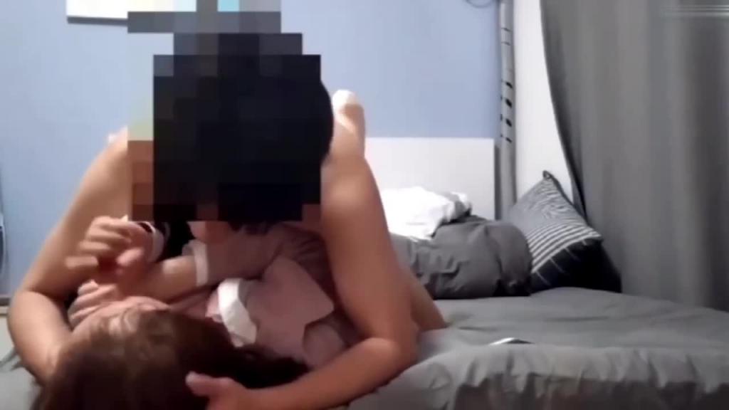 【真实强奸女友闺蜜】趁女友不在强硬推倒扒开裤子怼哭了！没想到还是处女 预览截图 11