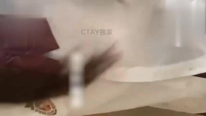 【真实网曝微博网红女神少女不太皮】纯欲范闷骚饥渴眼镜反差婊私下淫乱自拍全裸性感丝足勾引有钱人 预览截图 7