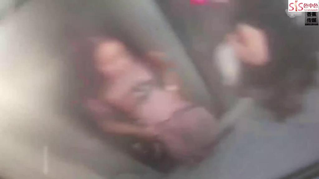 【网曝偷拍门】街射最高境界 电梯堵住两位美女当面威胁 顶臀喷射，太刺激了 预览截图 12