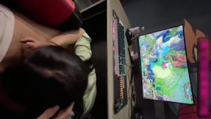 乱伦人渣上边玩游戏下边玩亲姐姐，强操潮喷内射，水超多弄湿电脑桌！ 预览截图 2