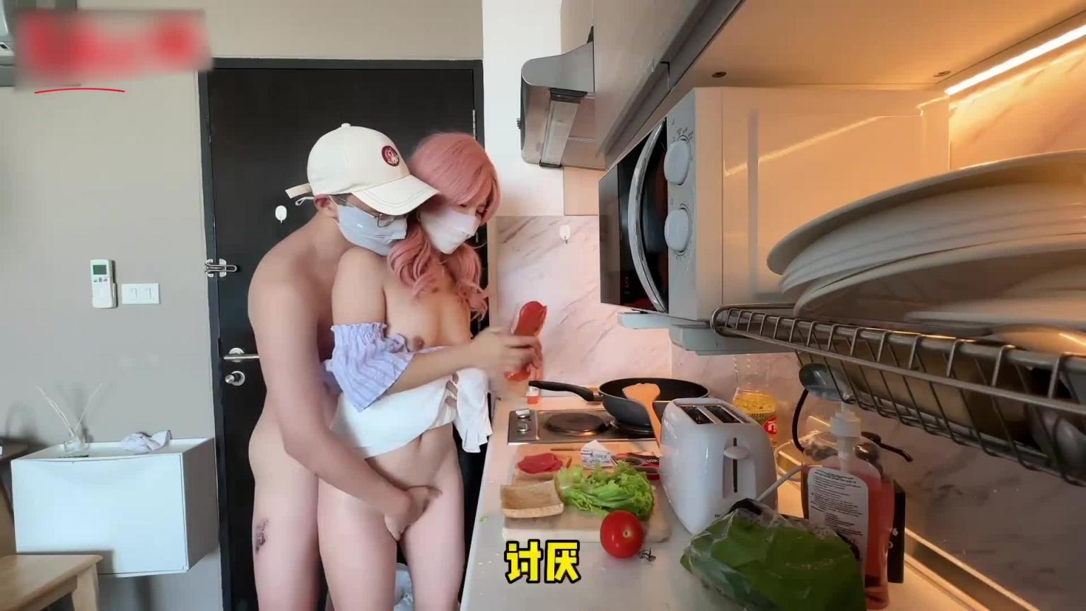妹妹在家一边做饭一边被干，菜还没熟逼先被操熟了 预览截图 3