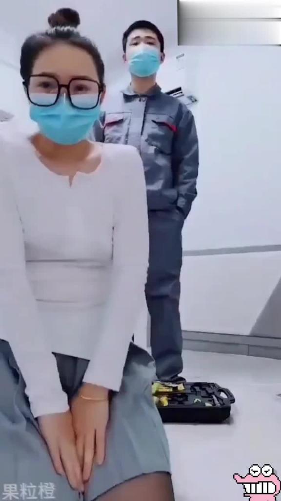 骚货开档黑丝勾引水电工 预览截图 12