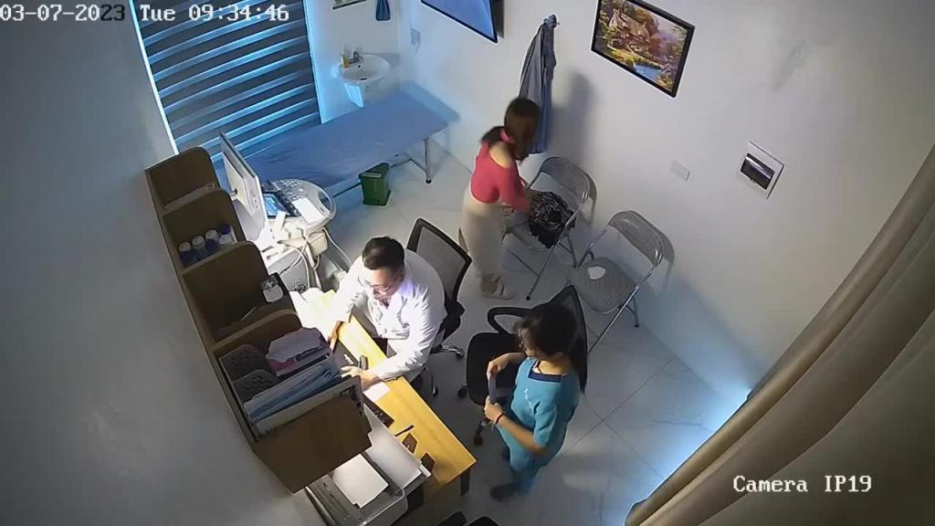 【医院3月监控】重金破解高清  猥琐男医生给漂亮女病人仔细检查身体完整版  美乳 预览截图 8
