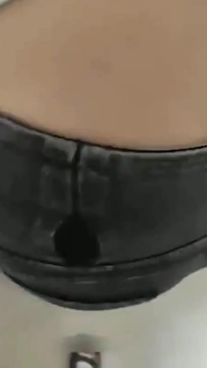 【真实乱伦拒纶剧情】爆操骨子很骚的妈妈双腿夹腰,激励撕址一番!被征服胯下,内射收尾 预览截图 2