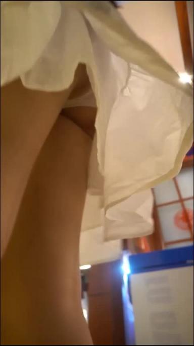 电玩城抄底多位美女裙底 窄小的内裤包不住如此浓密的阴毛 预览截图 12