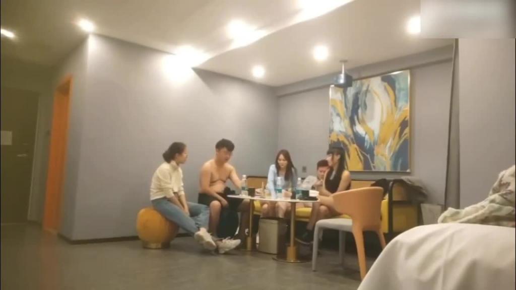 火爆【年度换妻天花板-3对颜值夫妻】互相舔胸摸逼,罕见人体蜈蚣新姿势 预览截图 4