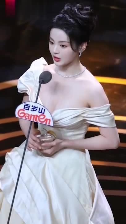 【女星走光】露点盘点 中韩都有 露奶的露逼的 必看！快收藏！杨超越张萌的大奶子 预览截图 4