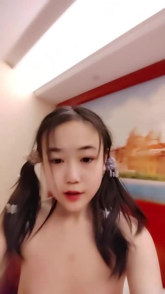 超嫩美穴妹妹!双马尾一脸呆萌!翘起屁股看穴粉嫩,手指扣弄菊花,张开双腿掰穴特写 预览截图 11