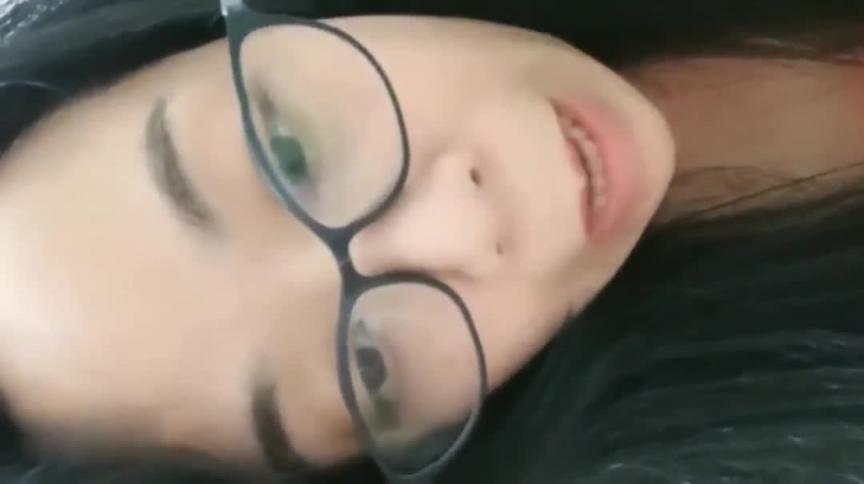 【真实母子乱伦】文化范眼镜妈妈和大学生儿子做爱无套内射还算挺嫩的蝴蝶逼 预览截图 9