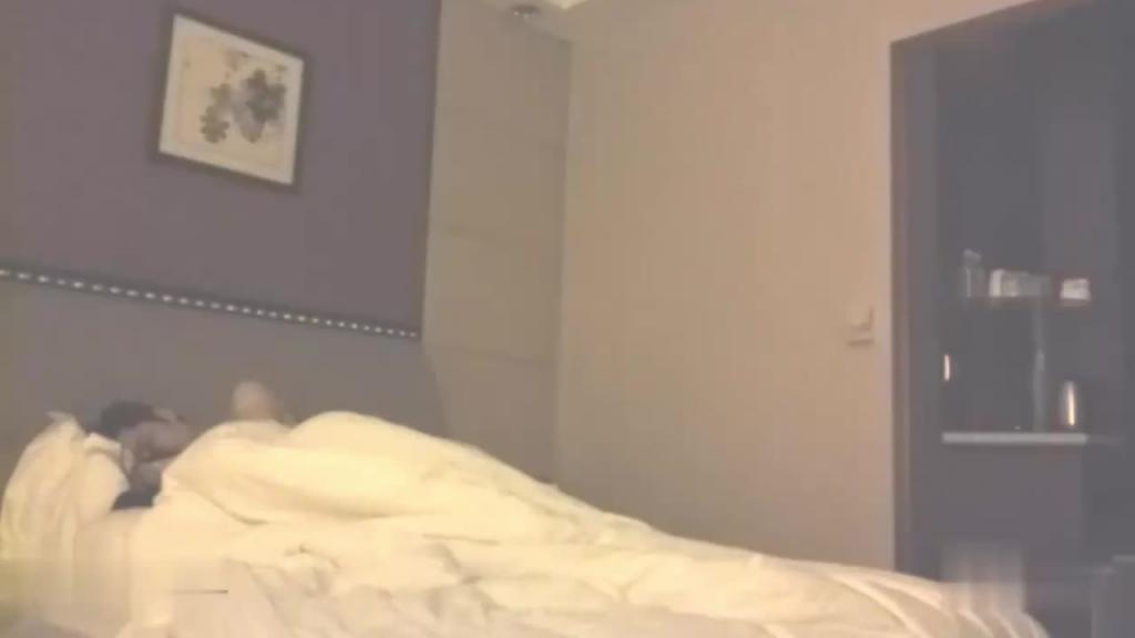 北京性感龙套演员刘淑妤酒店陪睡导演!激情床战视频外泄!火辣长腿成导演炮架!湿吻骑乘画面曝光! 预览截图 1