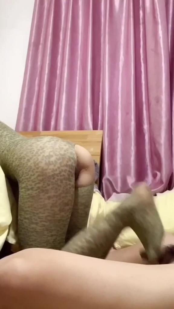 【姐弟】豹纹丝袜真的太爽了又一次和姐姐水乳交达到高潮 预览截图 2