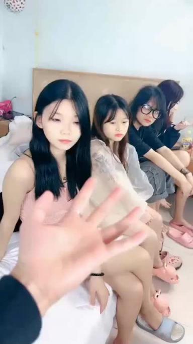 一堆10年的嫩穴妹子群P淫乱！妹子太多鸡吧不够用操不过来了 预览截图 5