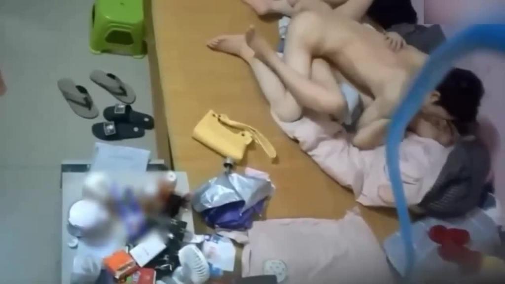 广西兄妹偷拍事件乱伦18岁亲妹妹全方位窥探 预览截图 3