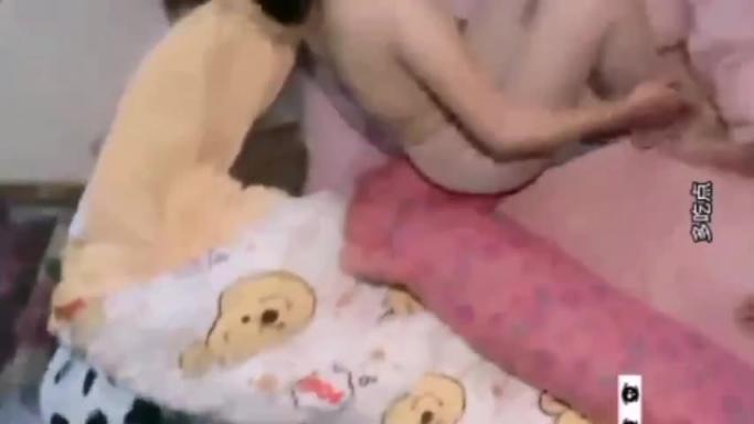 2/3淫荡少妇偷情小叔子 当着双胞胎儿子被小叔子爆操 边吃儿子鸡巴边被操 超刺激！ 预览截图 2