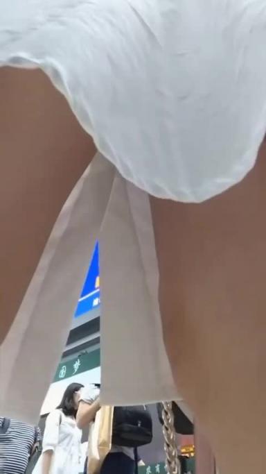 机场抄底白色连衣裙气质美女裙底 公主裙骚浪小萝莉穿着透明骚丁 毛都盖不住真欠操 预览截图 10