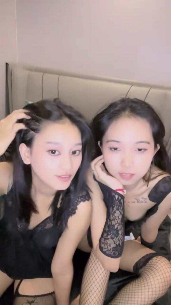 女同姐妹花女仆装诱惑！互摸调情，摆弄各种姿势，骑在身上摆臀，互相磨逼。 预览截图 10