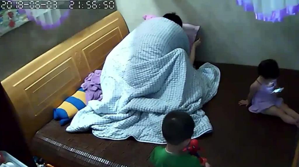 【监控破解】爸爸教儿子如何操妈妈,性教育要从小抓起 预览截图 2