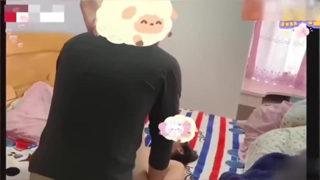 【真实父女乱伦】各种骚话强迫睡觉的女儿操逼,最后射身上 预览截图 8