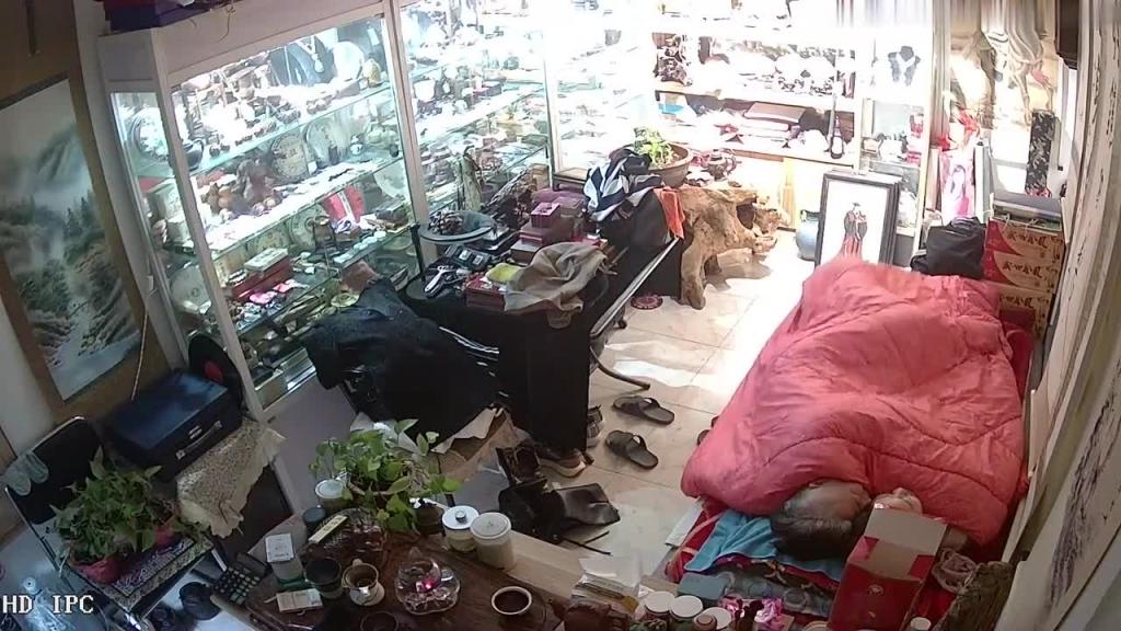 【黑客破解】古董店收藏的有钱猥琐大叔店内又泡了个高贵气质富婆回店里简易床上啪啪 预览截图 2
