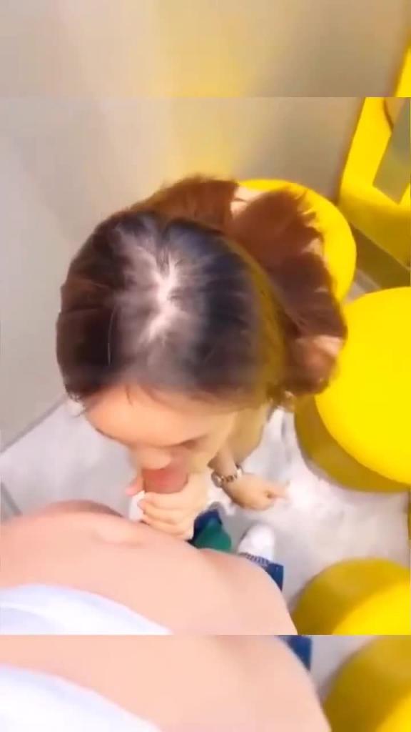 精彩大瓜,老师和美女学生在试衣间里偷情打炮 预览截图 1