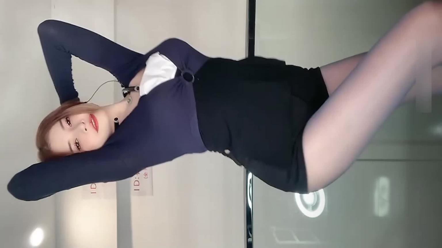 快手主播【崔姑娘】高颜值女神级主播性感丝袜美腿骚舞诱惑 预览截图 3