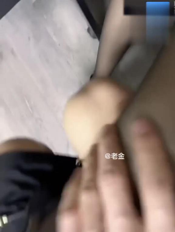 【姐弟】重磅泄密,乱伦快手直播巨乳表姐,大神乱伦表姐又强上表姐闺蜜 预览截图 1