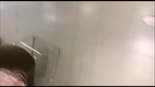 小骚货玩的真刺激，户外逼里塞个大黑牛勾引路边小哥哥，跑去肯德基的公共卫生间啪啪 预览截图 11