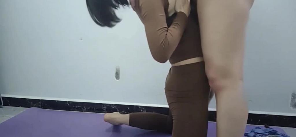 【最新封神 ️极品乱伦】海角惊现痴女大神与公公乱伦-老公前脚刚走 后脚雯雯就被公公按着一顿狂操 预览截图 11