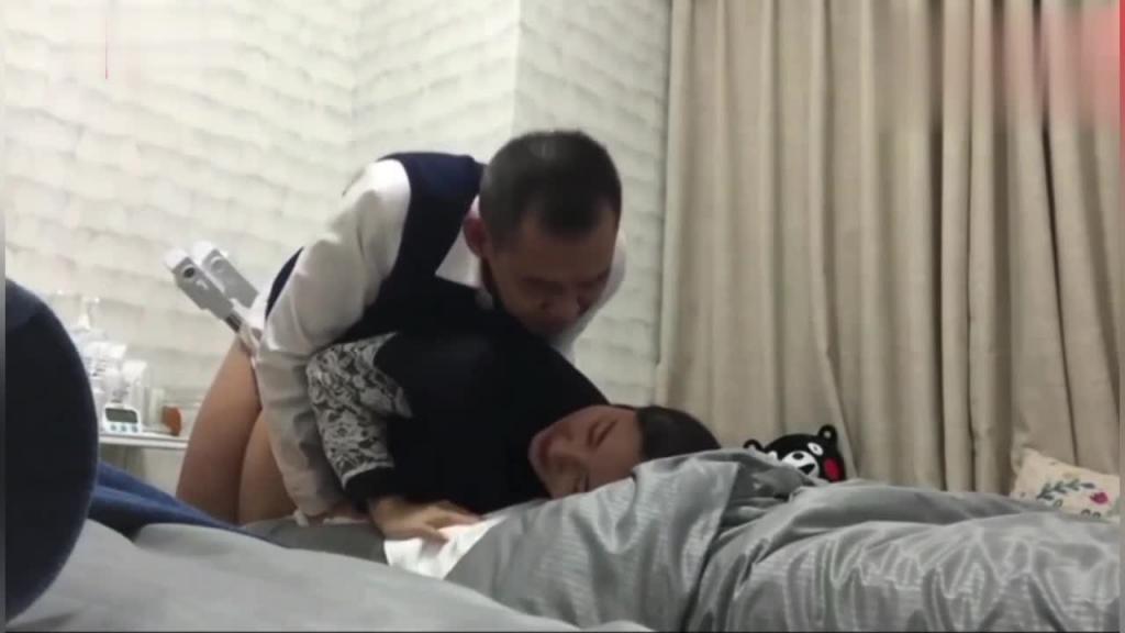 【真实勾搭美容院老板娘】关门后脱掉裤子,美容床上后入 预览截图 10