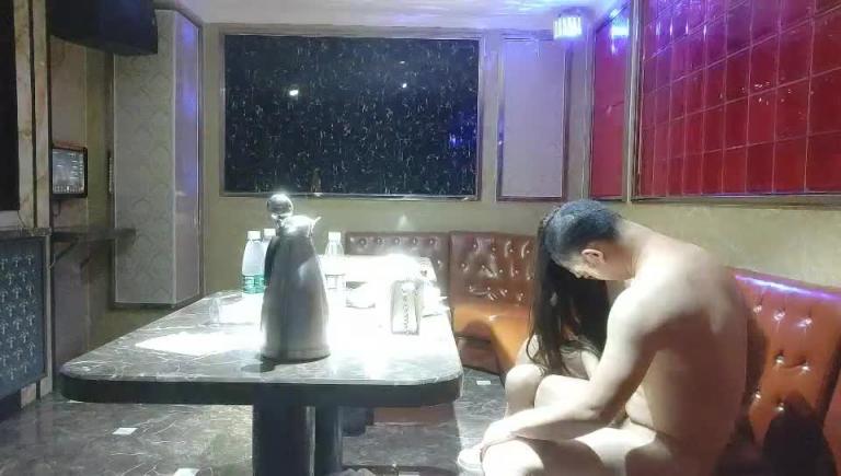 大哥在KTV选妃,操得少妇大口喘气叫爸爸! 预览截图 11