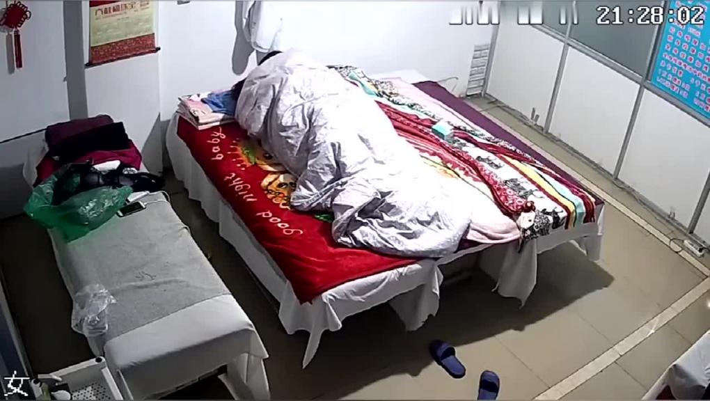 【真实女子SPA】监控流出 40岁丰满大奶熟女骗丈夫来按摩实则勾引老中医想挨操,被干爽直唿儿子名字 真他妈骚啊 女入40勐如虎啊 预览截图 7