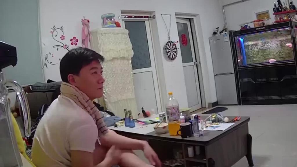 黑客家庭摄像头破解-年轻夫妻客厅生活日常 预览截图 1