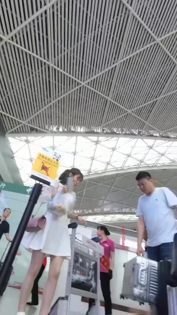 【抄底系列】抄底颜值堪比女明星的音乐学院女学生_性感白蕾丝内裤 预览截图 11