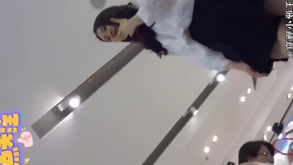 【超清抄底】漂亮妹子太小心了,一路尾随好不容易才成功偷拍到、 预览截图 5
