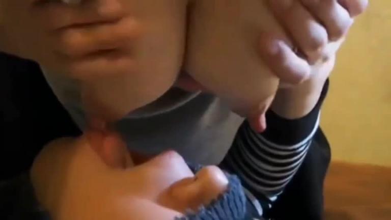 【侄嫂乱伦】弟弟嫂子的奶水好喝吗....你哥我都没有给他喝”刚生完孩子的嫂子趁哥哥不在家约嫂子 预览截图 4