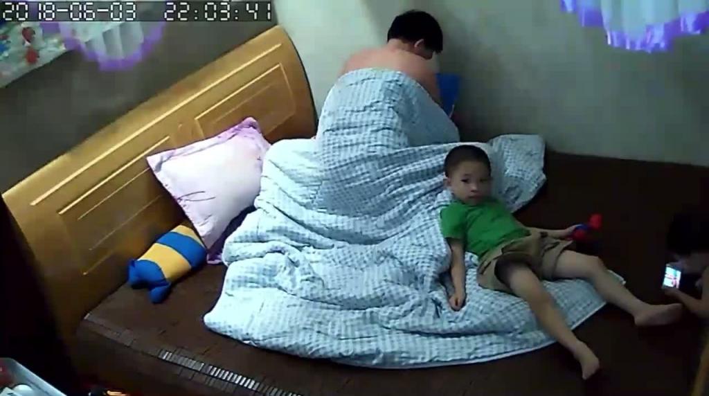 【监控破解】爸爸教儿子如何操妈妈,性教育要从小抓起 预览截图 9
