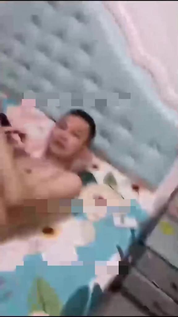 【劲爆吃瓜】山东捉奸事件,真正的抓奸在床,骚货偷情还理直气壮,趁老公不在家喊来野汉子偷情正在啪啪老公闯入,奸夫:我是谁,我在哪 预览截图 1