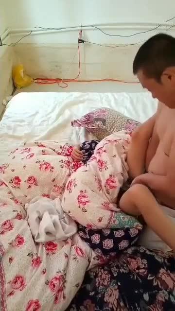 【乱伦】真实父女乱伦,禽兽父亲趁女儿睡觉强奸她,鸡巴把女儿插痛了拼命反抗 预览截图 4