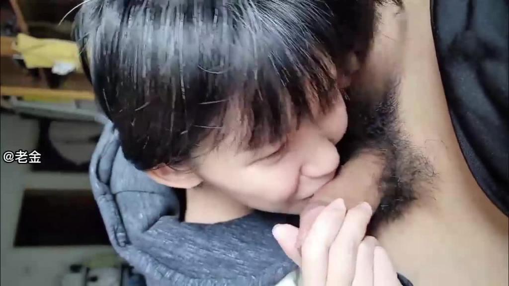 福建十三中体育老师诱奸高三学生妹,趁着学生喝醉拔掉裤子亲逼,办公室口交。 预览截图 8