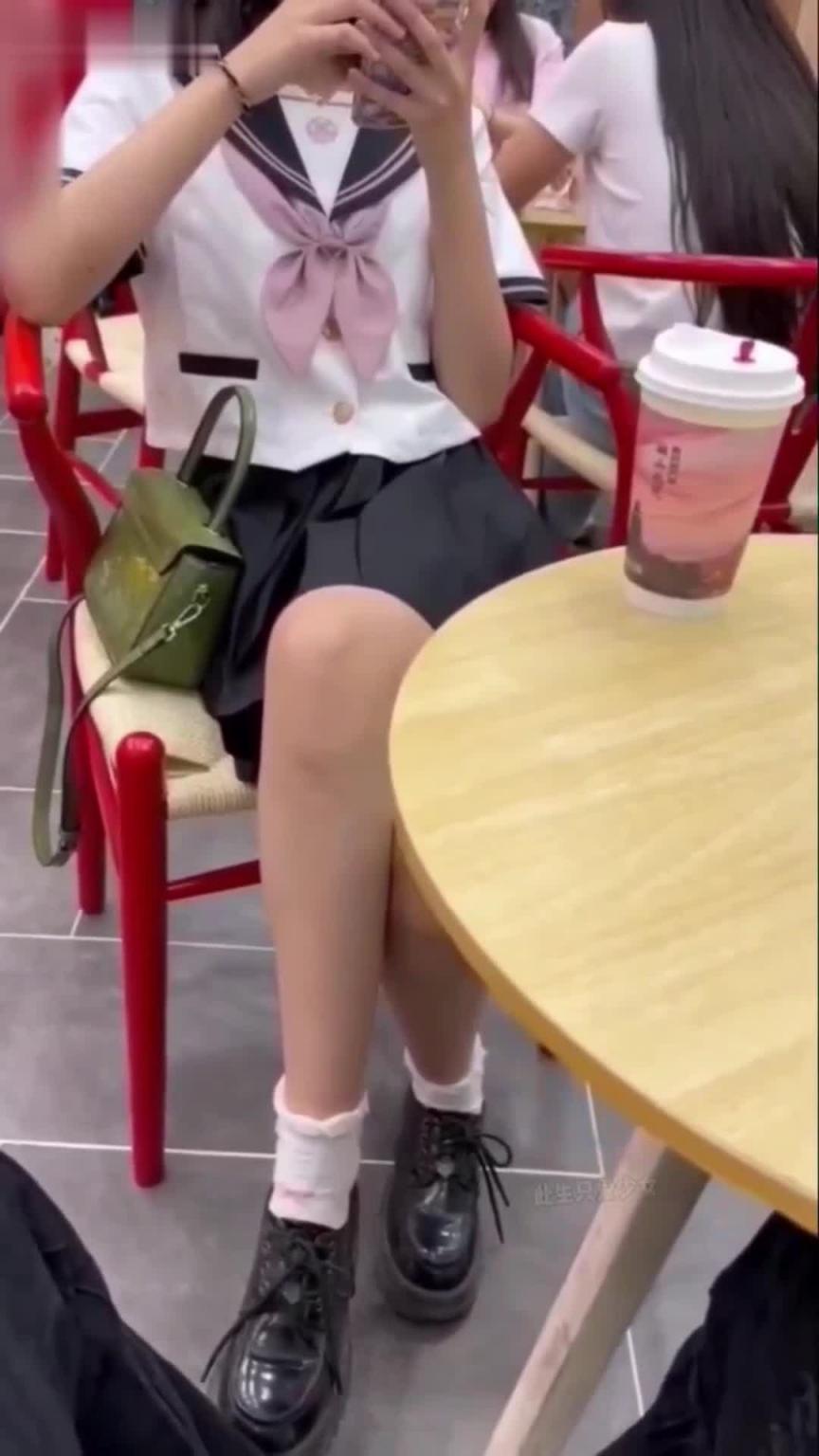 清纯在校JK女学生妹少女带回家狠狠疼爱无套爆插小嫩逼 预览截图 1