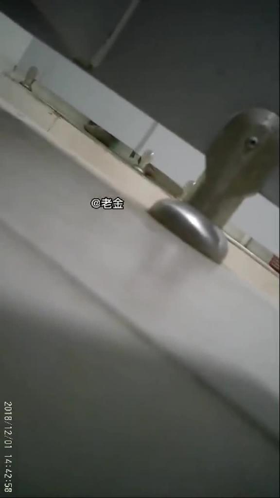 厕所偷拍50位美女学生厕所野战偷拍女学生看黄片自慰 预览截图 10